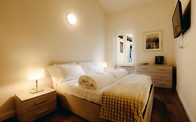Eap Suites, Verona
